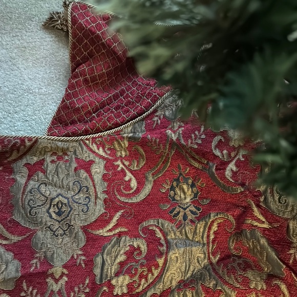 Elegant Red and Gold Tree Skirt - Picture 4 of 4